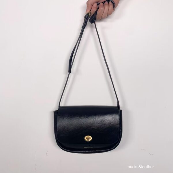 IMG_6726 韓國 Bucks&leather 鈕扣斜背包 #黑色