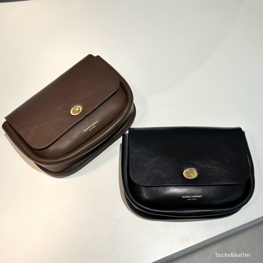 韓國 Bucks&leather 鈕扣斜背包 #黑色